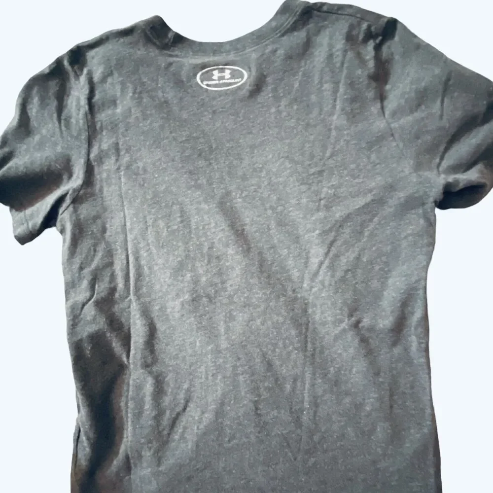 Under Armour Loose Heat Gear Football Big Logo Gray Short Sleeve T Shirt Sz YLG